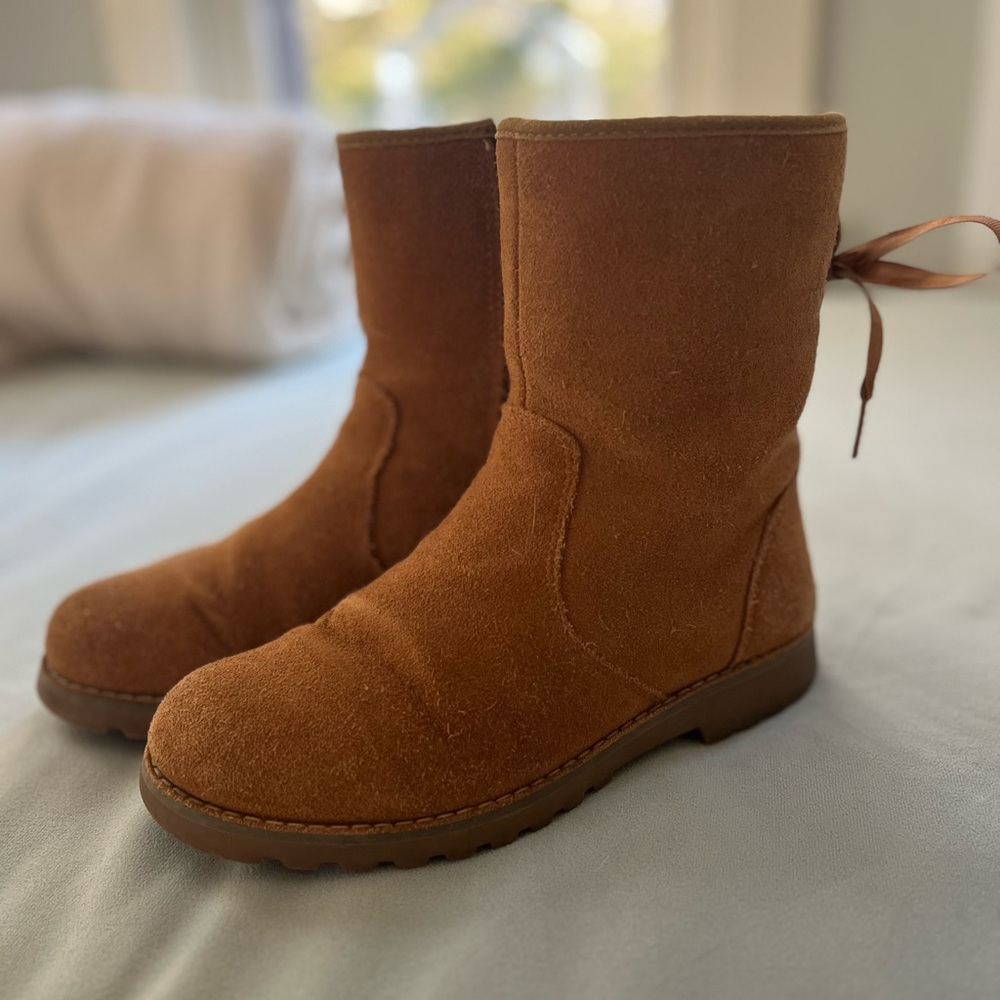 UGG Boots (“Corene” style - size k4 or 6) 🐻